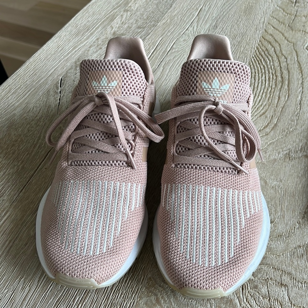 Adidas Originals Women's Swift Run Shoes ash pearl like new